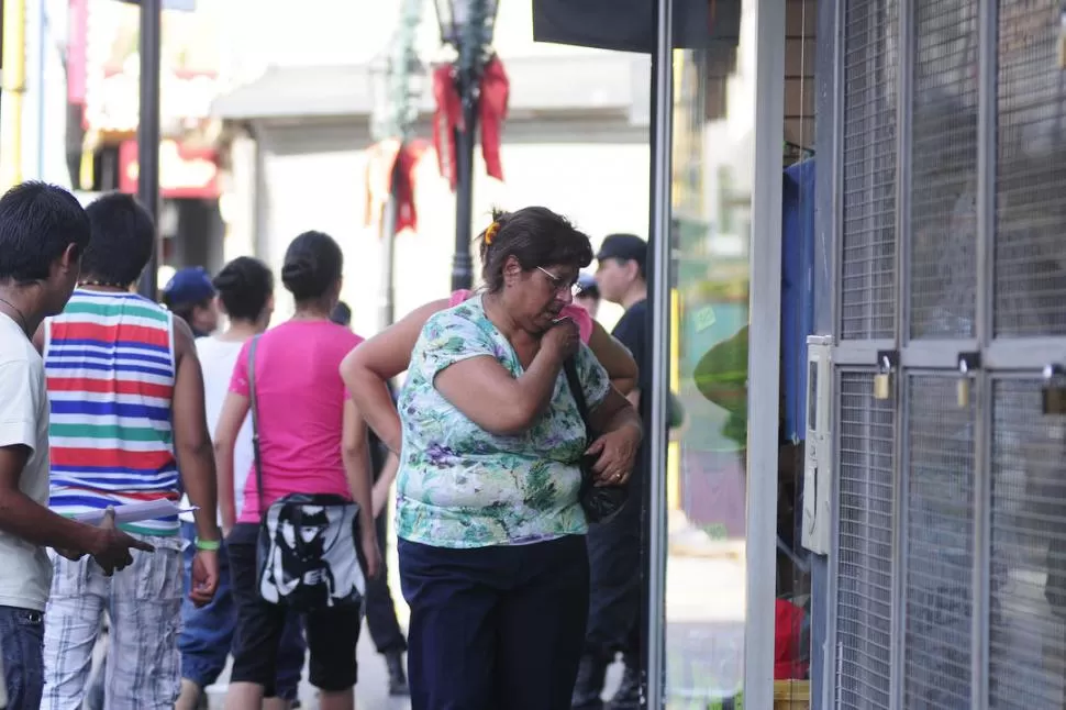 DE COMPRAS. Los comercios abrieron sus puertas a las 9 y decidieron atender a sus clientes hasta pasadas las 14. LA GACETA / FOTOS DE HECTOR PERALTA 