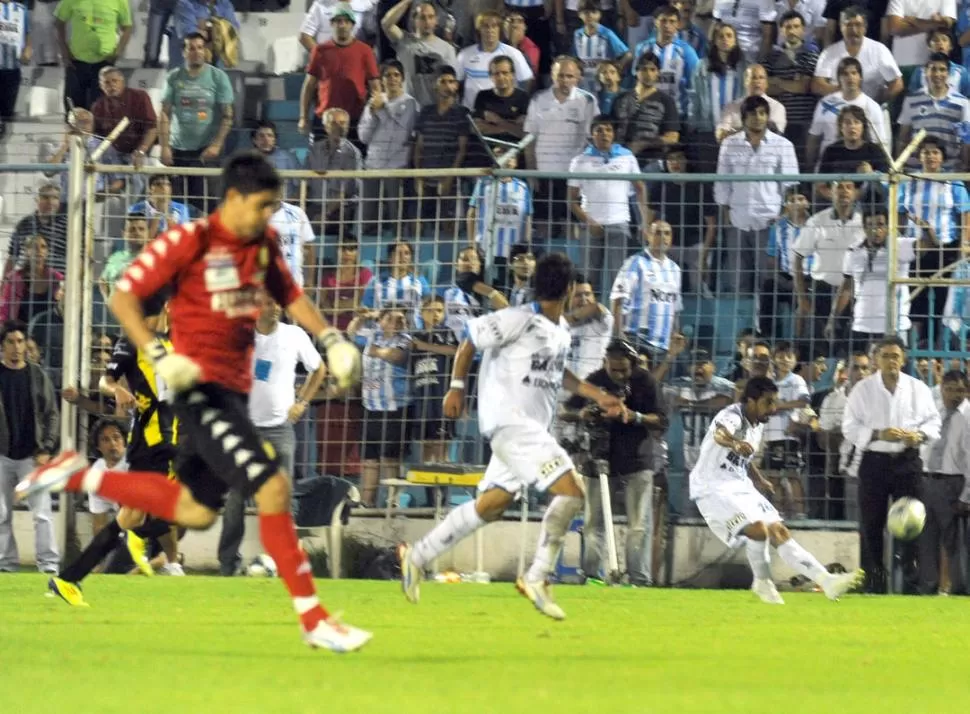 ELLA FUE LA PRIMERA. Champagne corre hacia el arco, More pide el pase pero Méndez ya le pegó y la pelota llegará antes que nadie al arco desde mitad de cancha. 