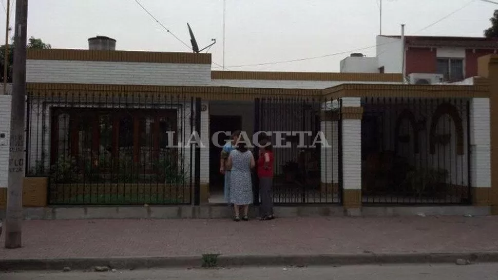 ASOMBRO. La casa donde se perpetró el asesinato, en el barrio Villanueva, de Monteros. LA GACETA / SILVIA DE LAS CRUCES