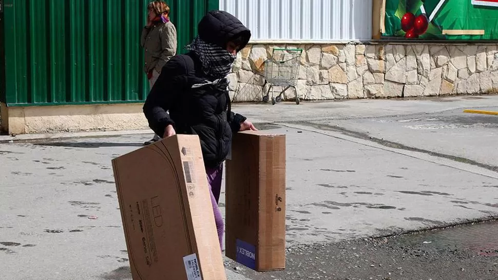 CARAS CUBIERTAS. Además de robar, los saqueadores provocaron destrozos en locales de Bariloche. REUTERS 