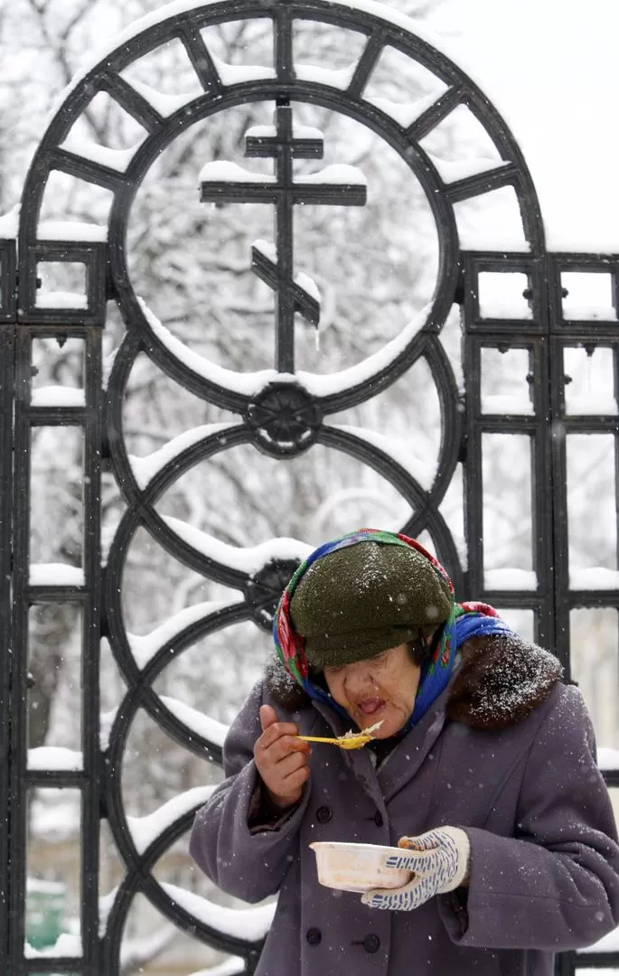 DESAMPARO. Una anciana come en una calle de Stavropol, al sur de Rusia. REUTERS