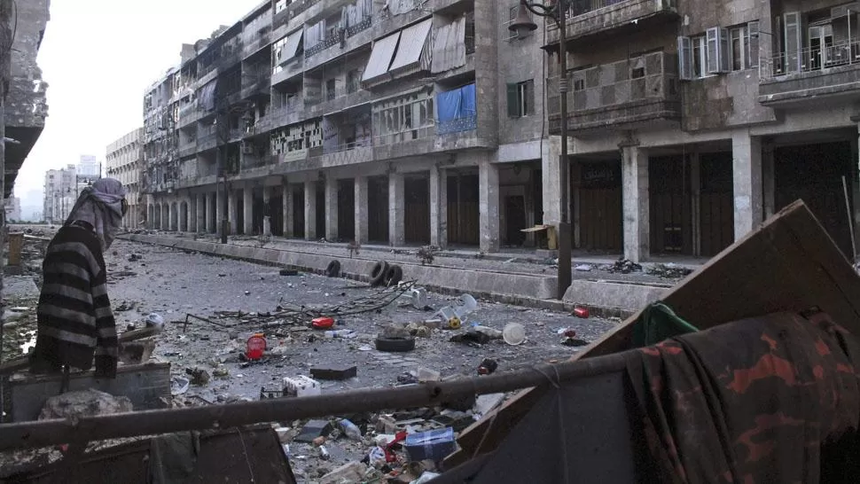 EN ALEPO. En las calles de la ciudad más sacudida por la guerra civil, ponen maniquíes para confundir a los francotiradores. REUTERS