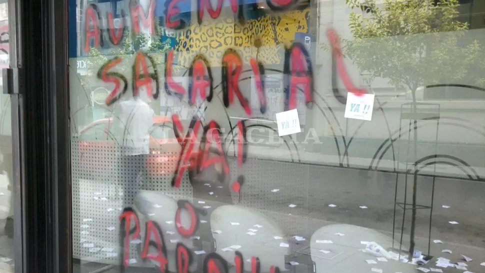 ESCRACHES. Las sedes bancarias fueron pintadas esta mañana, durante la movilización del gremio. LA GACETA / FOTO DE MARTIN SOTO