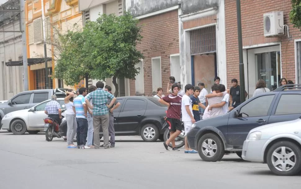 DUELO. El velatorio de Corina del Valle Russo de Pirlo congregó a familiares y amigos que mostraron su estupor por la forma en que sucedieron los hechos. LA GACETA / FOTOS DE OSVALDO RIPOLL