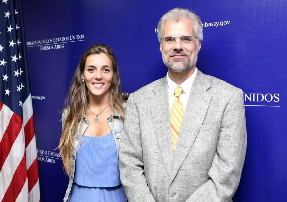 BECADAS. Agostina Allori y Juliana Mercau, junto al ministro de la Embajada de EEUU, Jefferson Brown.  PRENSA EMBAJADA DE ESTADOS UNIDOS 