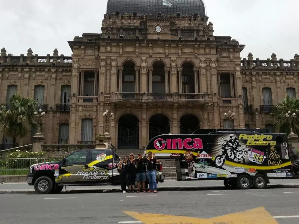 UN CLIC BIEN TUCUMANO. Antes de partir, los integrantes del equipo Bollero se sacaron una foto con un emblema tucumano de fondo, la Casa de Gobierno. 