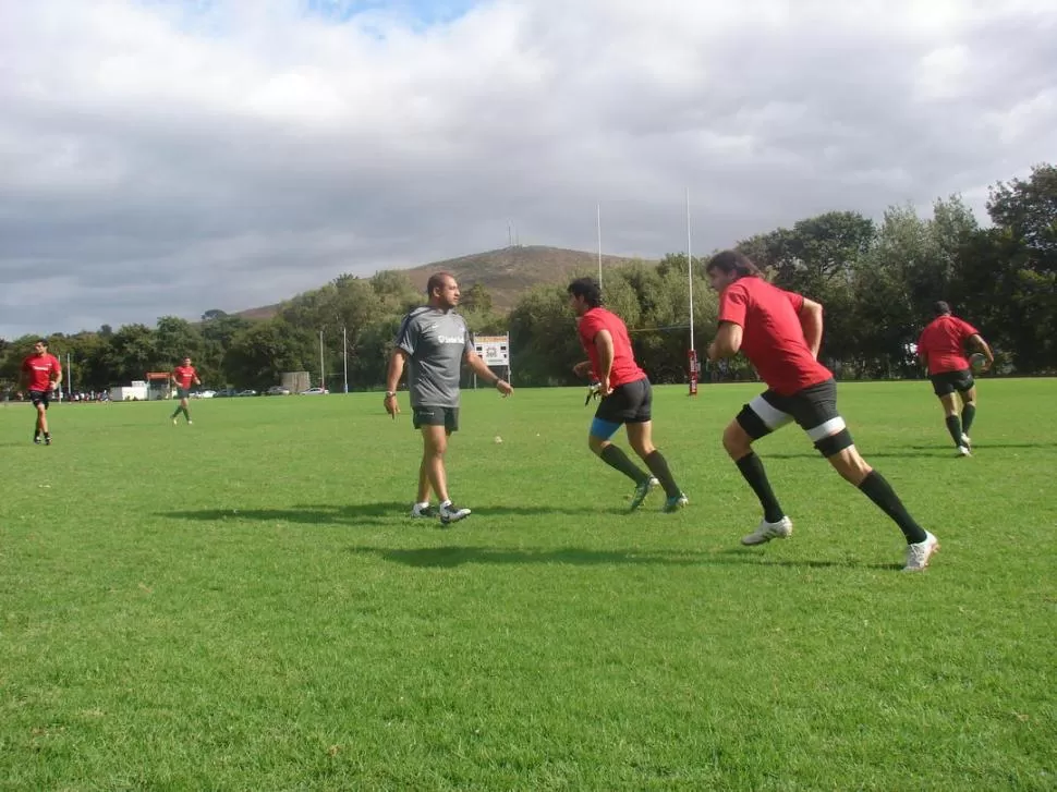 POTENCIANDO LA FUERZA DE CHOQUE. Galías formó parte del staff de Pampas XV en la Vodacom Cup. Aquí, junto a los tucumanos Gabriel Ascárate y Julio Farías. 