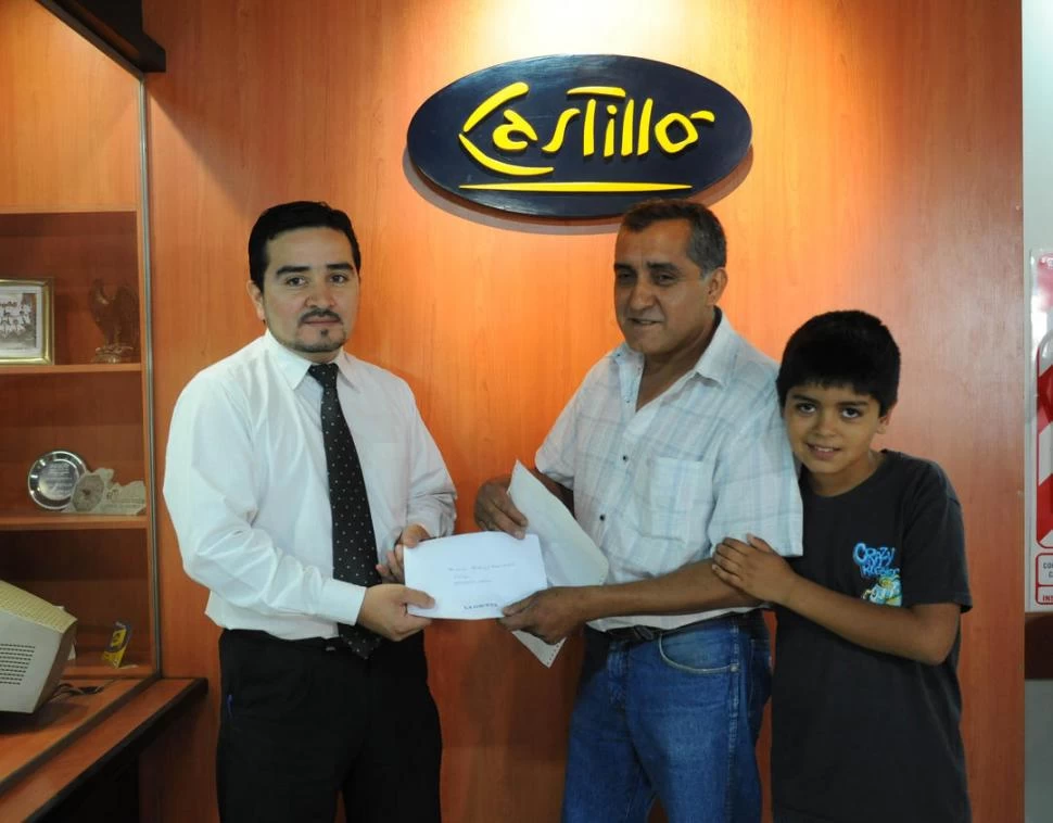 MUY CONTENTO. Larez posa para la foto mientras recibe el premio. LA GACETA / FOTO DE OSVALDO RIPOLL 