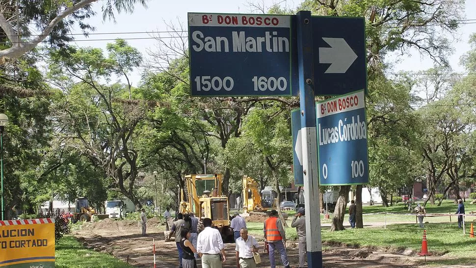 A DESTAJO. Las máquinas abren la nueva calle en el paseo público. GENTILEZA PRENSA MUNICIPAL