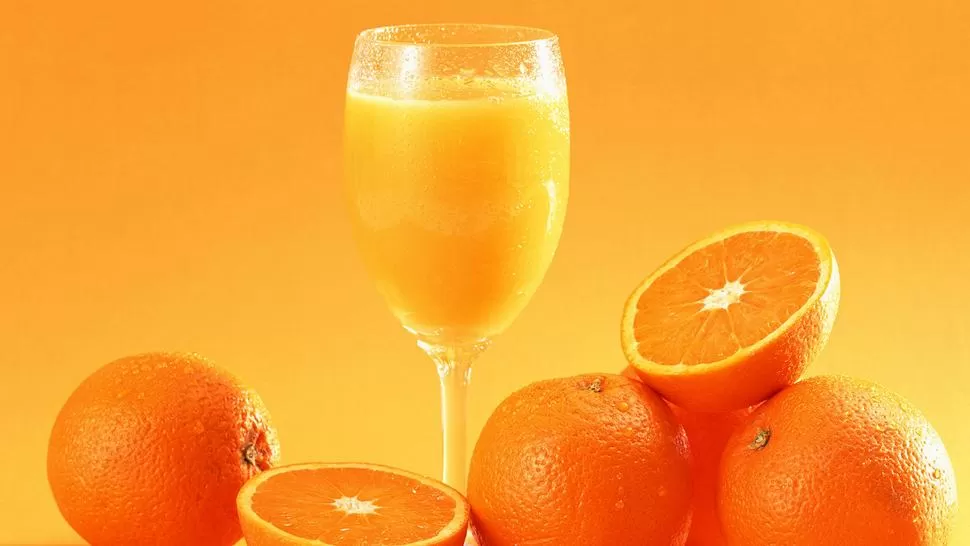 PURIFICADOR. Un jugo de naranja en ayunos es una gran opción para empezar el día. FOTO TOMADA DE ALDIASONORA.COM