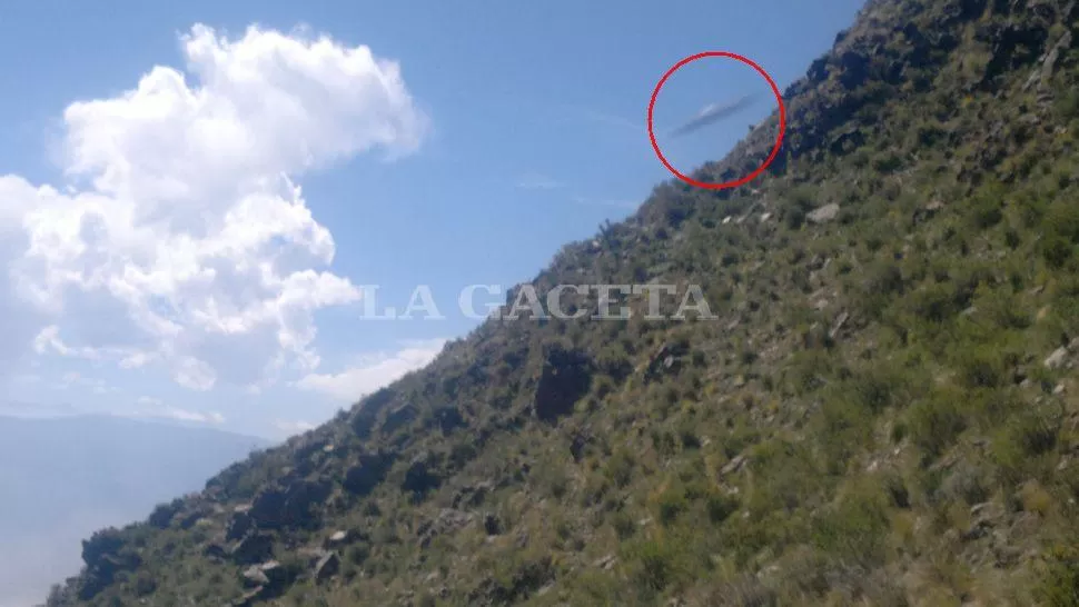 ¿QUE ES? El objeto apareció mientras el empleado de Vialidad fotografiaba el paisaje. FOTO GENTILEZA HUGO CÉSAR DEL VALLE LÓPEZ