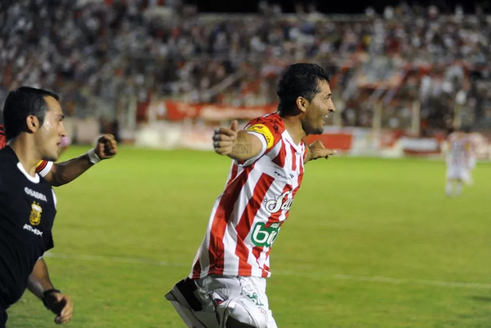 ARTILLERO. Gustavo Balvorín recibió ofertas de otros clubes, pero quiere ascender a la B Nacional con el santo. En las últimas horas trascendió que un club chileno lo tiene en la mira. 