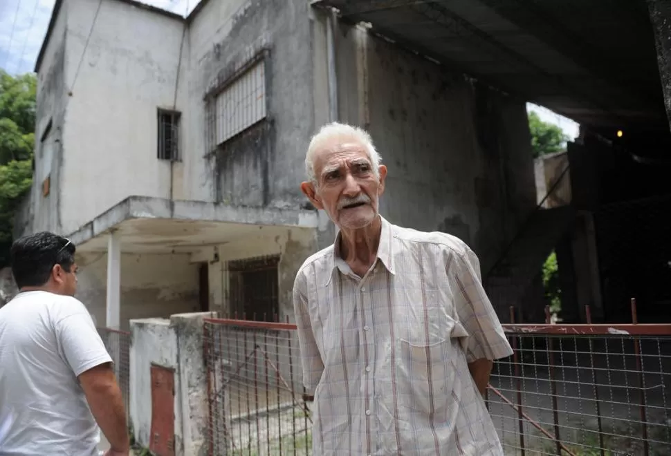 HERMANO DE LA VÍCTIMA. Isidro Barquet dice que el agresor trató de entrar a su casa antes de atacar a Juan. LA GACETA / FOTO DE OSVALDO RIPOLL  