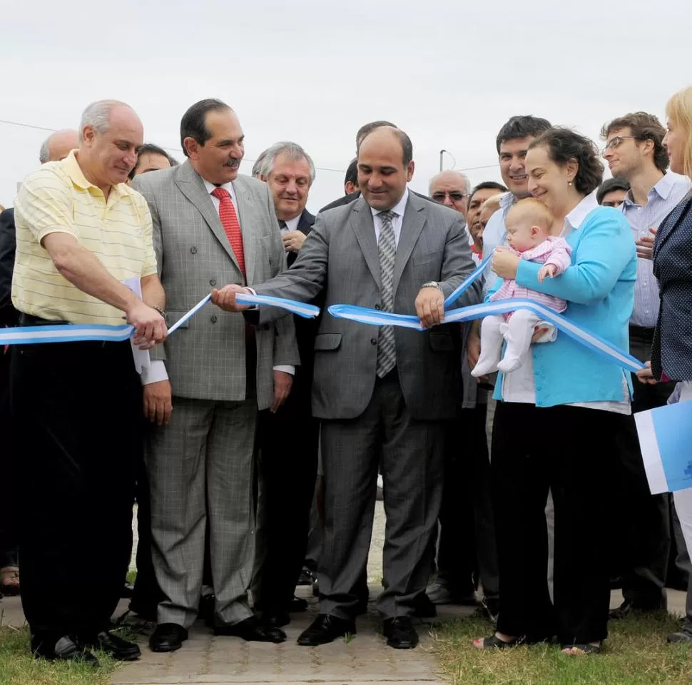 ENTREGA. Alperovich y Manzur (al centro) inauguraron viviendas. PRENSA Y DIFUSIóN