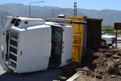 Un camión volcó en el acceso a Tafí del Valle