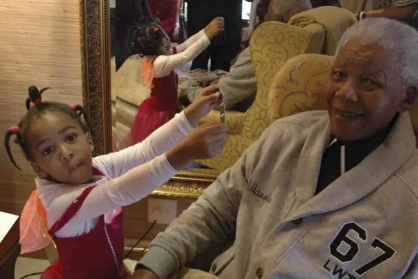 Mandela evoluciona bien, tras recibir el alta hospitalaria