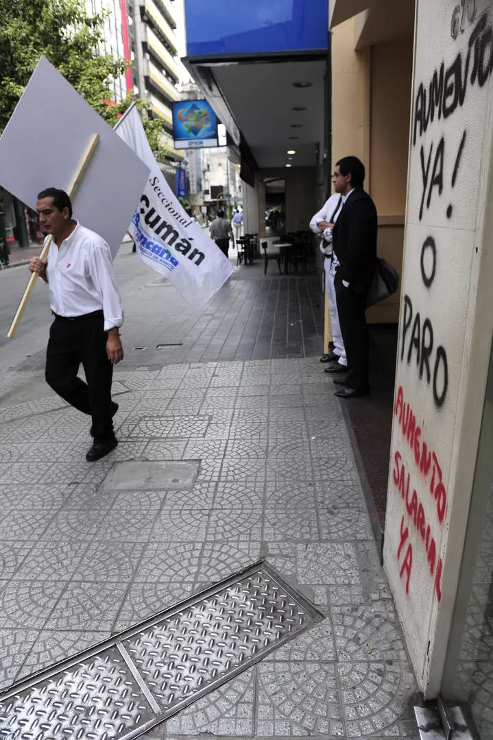 MARCHA. Con pintadas, La Bancaria reclamó ayer un incremento de $ 1.800 a cuenta de las paritarias. LA GACETA / FOTO DE JORGE OLMOS SGROSSO