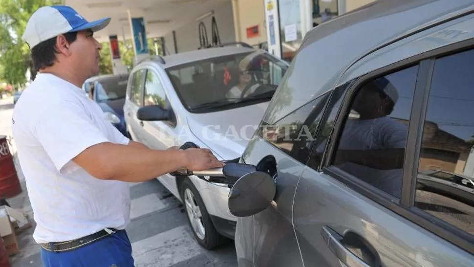 CARGAS. Los conductores se toparán hoy con el incremento de YPF. ARCHIVO LA GACETA