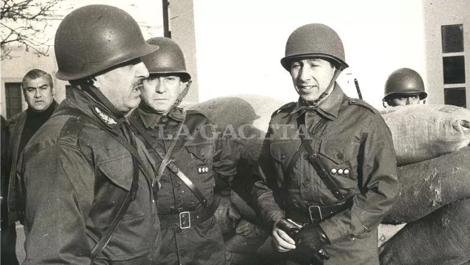 MANDO. Acdel Vilas y Mario Benjamín Menéndez, en una imagen del inicio del Operativo Independencia, en 1975. 