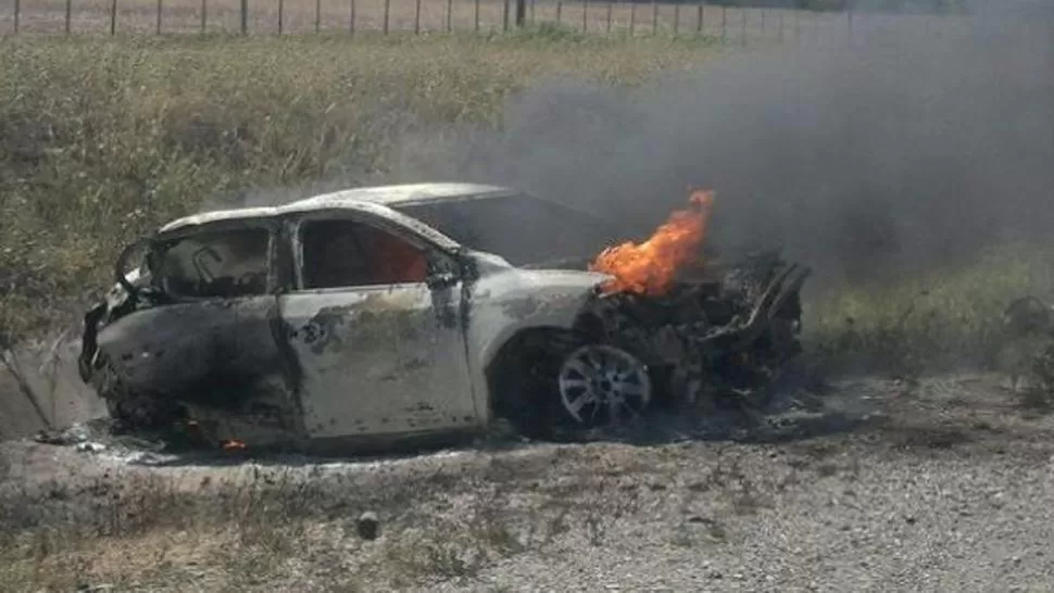 EN LLAMAS. Así quedó el Logan tras el vuelco. FOTO TOMADA DE NUEVODIARIO.COM.AR