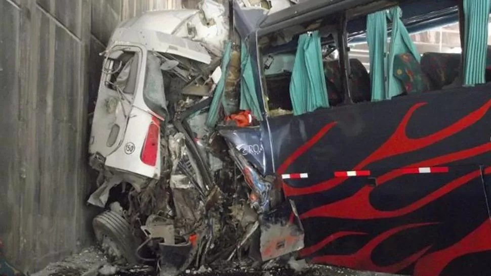 CHOQUE LETAL. El camión y el micro impactaron de frente. FOTO TOMADA DE LOSANDESONLINE.CL