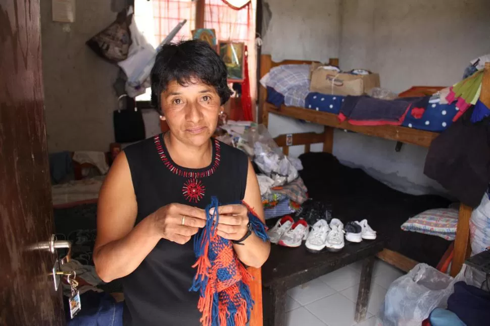 ARTESANA. Antes nos servían los tejidos para cambiar por mercadería, pero ahora es muy difícil, confiesa. LA GACETA / FOTOS DE ALVARO MEDINA 