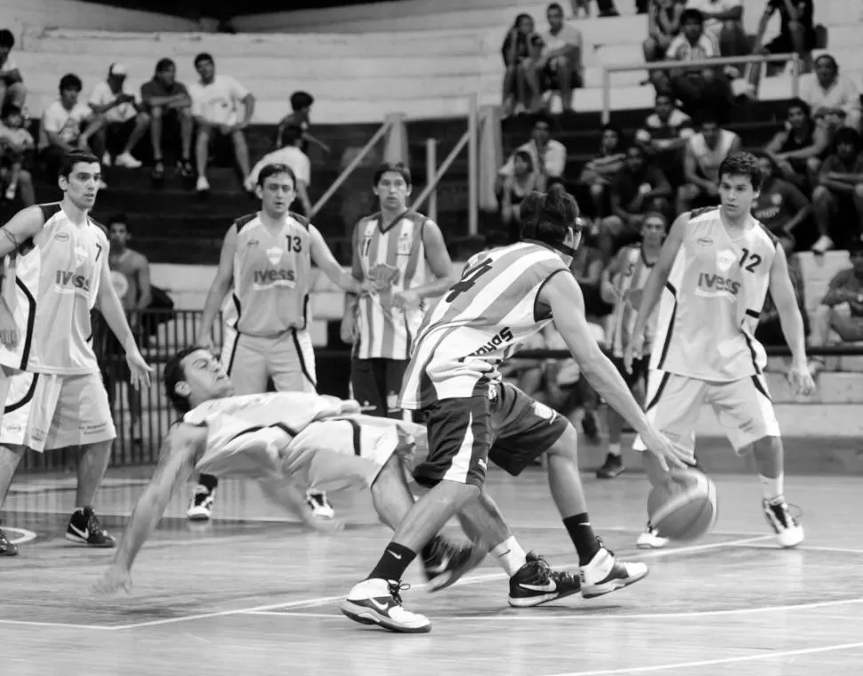 ÁSPERO. Atlético y Juventud jugaron al cuerpo a cuerpo en cada minuto, por lo que el último juego promete ser emocionante. 
