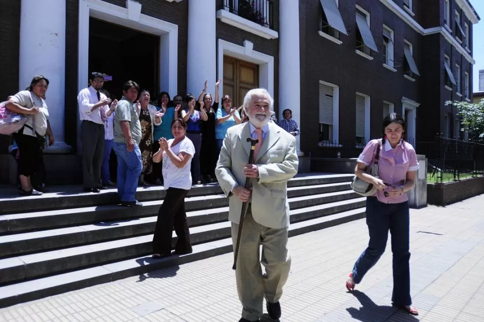 EMOCIONADO. Herrera Molina fue aplaudido en su salida de Tribunales. Tras recorrer el edificio, se marchó a su casa. LA GACETA / FOTO DE ANALIA JARAMILLO