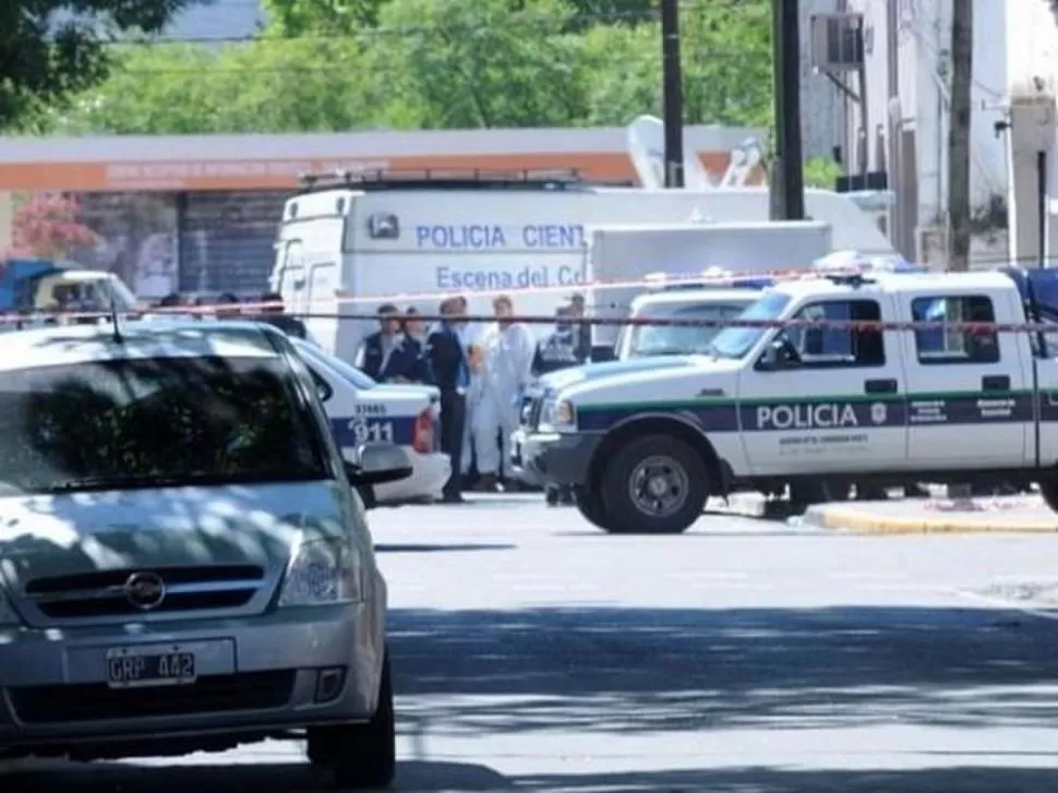PERICIAS. La Policía Científica trabajó varias horas en la escena del crimen. ELDEBATE.COM.AR