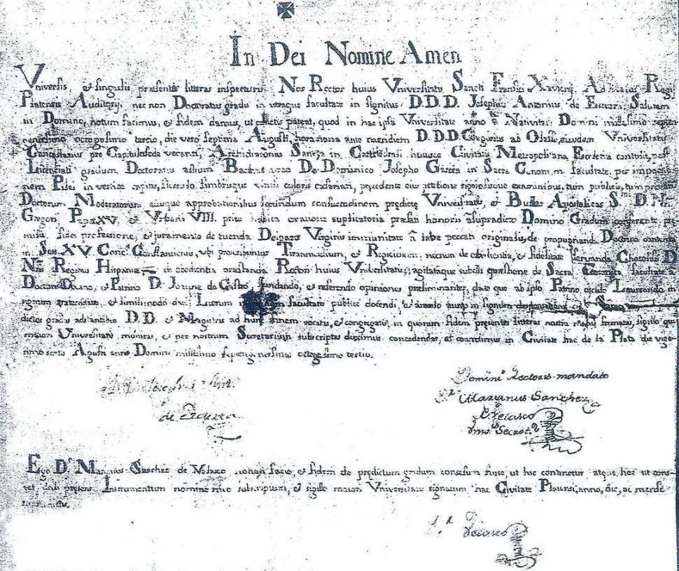 A PLUMA Y EN LATÍN. Facsímil del diploma del licenciado y doctor Domingo García, expedido por la famosa Universidad altoperuana. LA GACETA / ARCHIVO