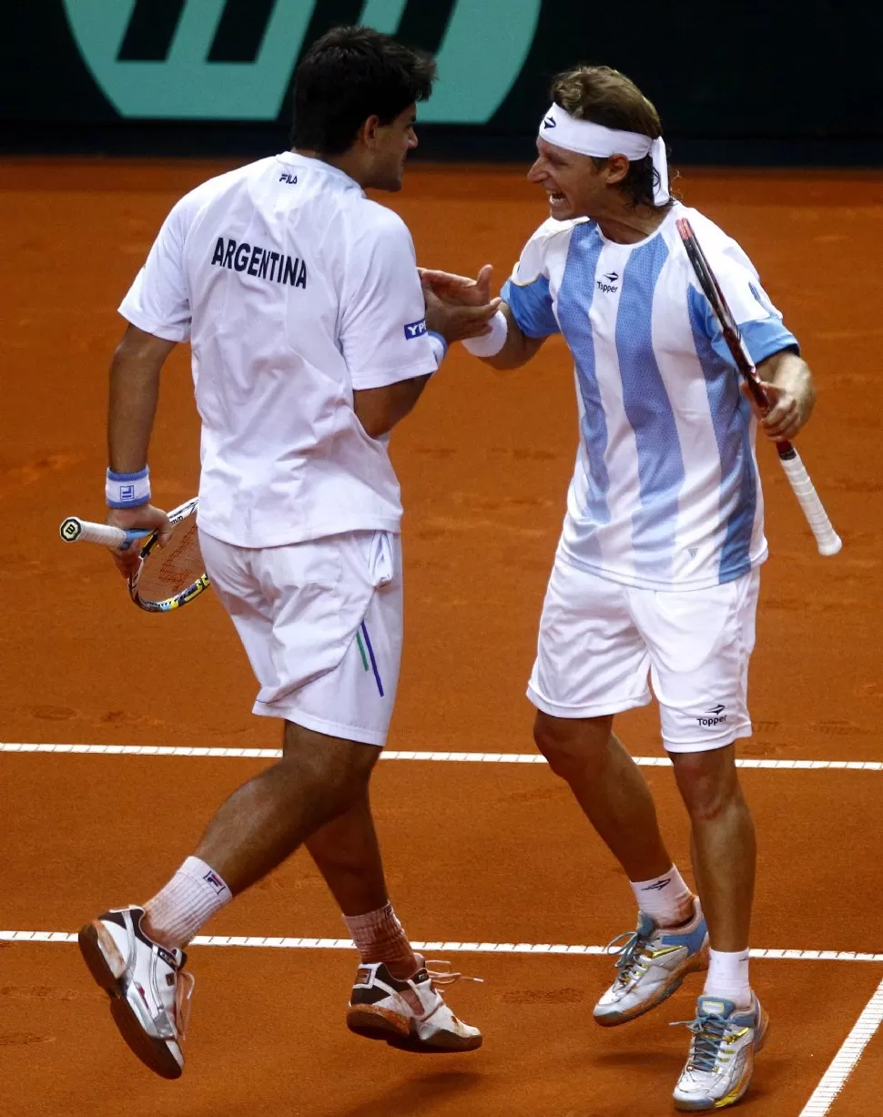 VENGAN ESOS CINCO. A partir del tercer set la imagen de felicitaciones entre Schwank y Nalbandian se repitió. REUTERS