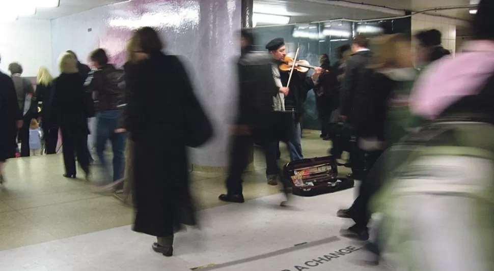 LA BELLEZA DESOÍDA. El violinista Joshua Bell no dudó ni un instante en quitarse el aura de virtuoso intocable para actuar en la calle. TODOINSTITUTE.COM