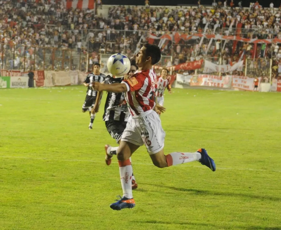 ASÍ NO. Núñez, que ingresó en el segundo tiempo, se lleva la pelota con la mano ante la marca de un santiagueño. LA GACETA / FOTO DE ANTONIO FERRONI