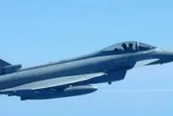 Dos aviones de guerra ingleses escoltaron a un jet privado que aterrizó en las Islas Malvinas