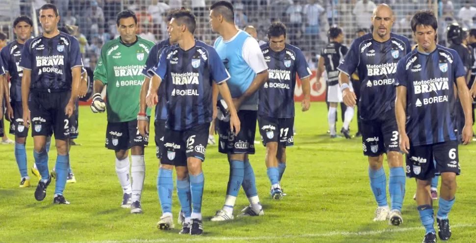 PELEADOS CON EL ARCO. Al equipo de Llop le faltó profundidad. LA GACETA / FOTO DE HECTOR PERALTA