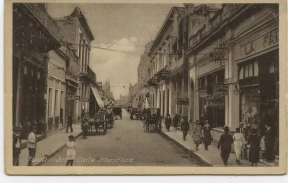 MENDOZA AL 500. Al fin de la segunda década del siglo XIX se tomó esta fotografía que documenta el aspecto de la cuadra en un día de semana. LA GACETA / ARCHIVO
