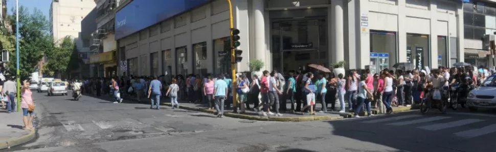 INTERMINABLE. Los docentes llegaron a la madrugada y cerca del mediodía la calle daba la vuelta por Maipú y llegaba a San Juan. LA GACETA/ FOTO DE ANTONIO FERRONI. 