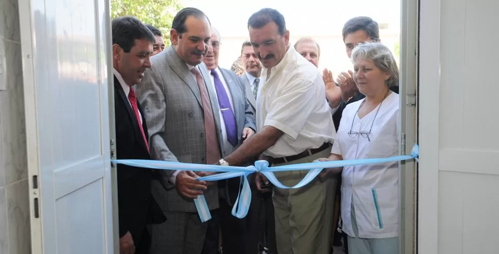 EN EL INTERIOR. Alperovich encabezó ayer por la mañana la inauguración de un CAPS en Las Talitas. SECRETARIA DE PRENSA Y DIFUSIÓN