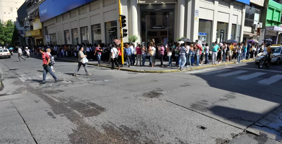 ¿COMO SE PUEDE MEJORAR EL SISTEMA? Año tras año, los maestros se aglutinan en la Junta de Clasificación para el período de tachas. LA GACETA/JORGE OLMOS SGROSSO