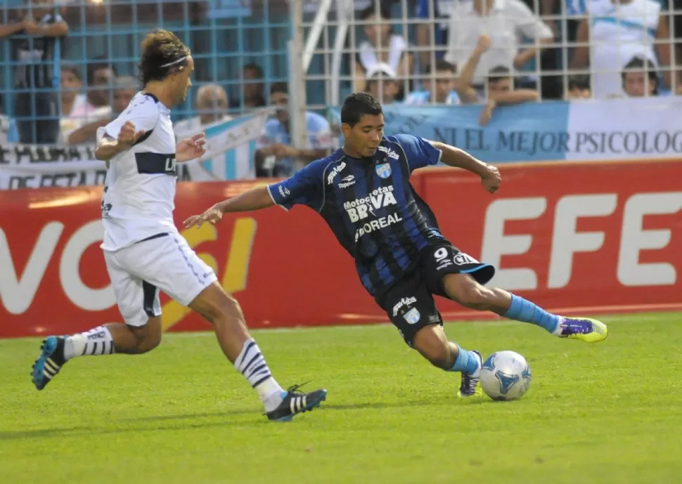 DESCONOCIDO. Cristian Palacios hizo una buena pretemporada, goles en los amistosos y generó ilusión con el arranque ante Defensa. Sin embargo, ayer estuvo lejos de su nivel. LA GACETA / FOTOS DE HÉCTOR PERALTA