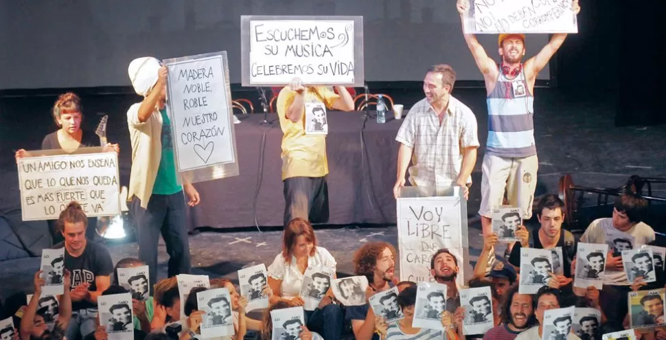 EN SAN TELMO, ENTRE LAGRIMAS Y SONRISAS. Amigos de Lucas, juntos a los padres del joven, con su foto en las manos, cantaron las canciones del grupo musical al que pertenecía. NA 