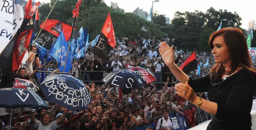 AFECTO MUTUO. Cristina cantó con los jóvenes de la JP y La Cámpora presentes en el acto y agradeció las muestras de afecto de los presentes. TELAM 