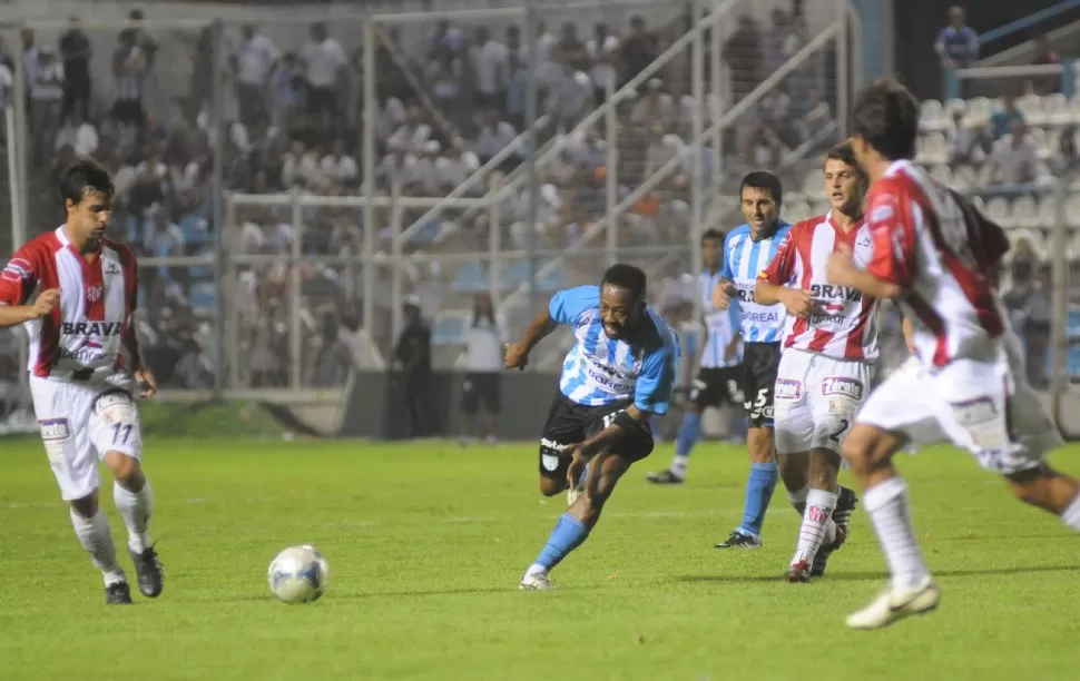 NI UNA. Castillo entró en el segundo tiempo, pero no dispuso de una situación clara de gol. Lo marcaron bien. LA GACETA / FOTO DE ENRIQUE GALÍNDEZ