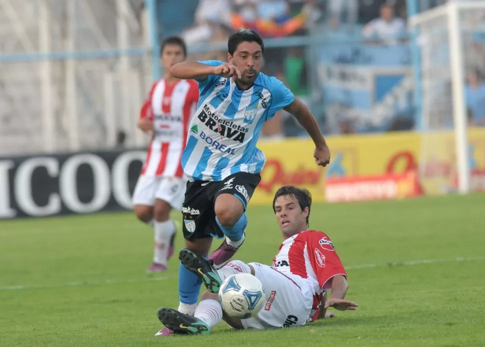 LO TRAICIONÓ EL CORAZÓN. Fonda padeció a Lagos y luego, entrado el complemento, sufrió la roja de Beligoy. LA GACETA / HÉCTOR PERALTA