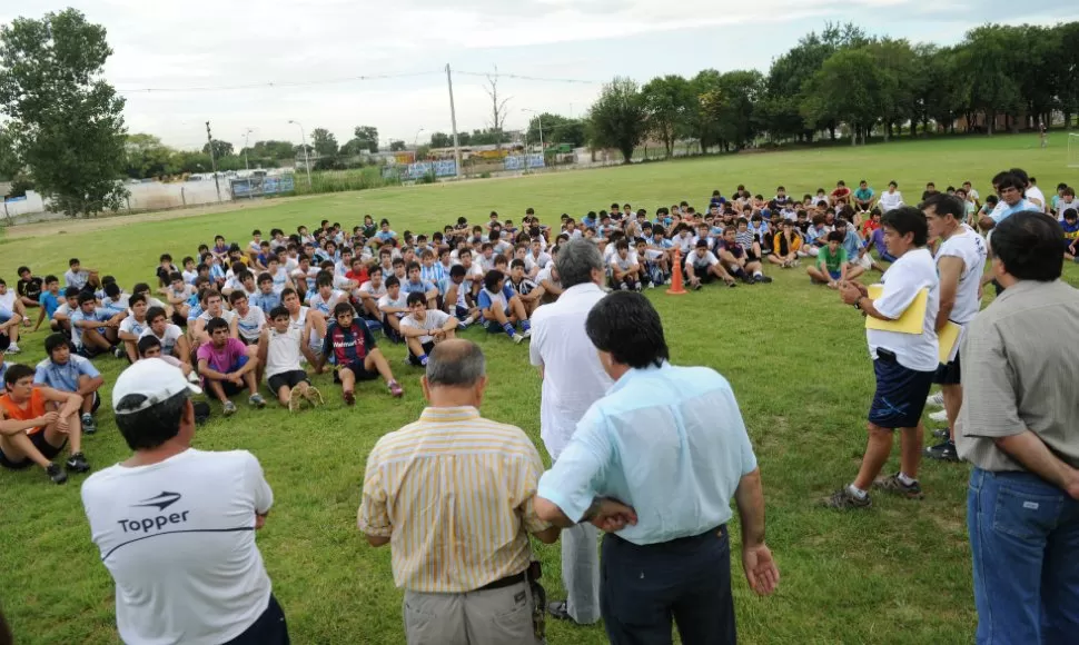 PUNTO DE PARTIDA. Unos 400 jugadores de diferentes edades concurrieron a la cita en el complejo decano. LA GACETA/ FOTO DE FRANCO VERA.