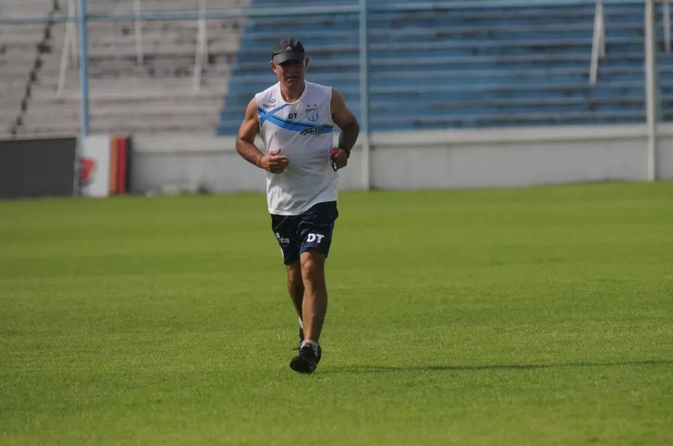 AL TROTECITO. Llop no desespera porque sabe que su Atlético está capacitado para hacer borrón y cuenta nueva. LA GACETA / FOTO DE ANALÍA JARAMILO