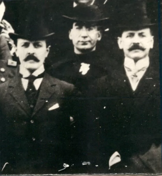 EL PADRE VILLALBA. Aparece en un acto de 1916, entre el ministro Carlos Saavedra Lamas y el gobernador Ernesto Padilla. LA GACETA / ARCHIVO