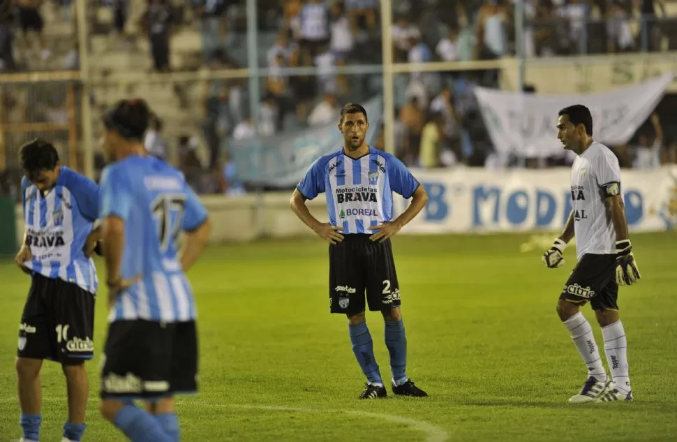 NO LO PUEDEN CREER. Mosset mira al vació, todavía atónito por la derrota en el debut de 2012 contra Defensa. Los decanos quieren levantar cabeza. LA GACETA / FOTO DE JORGE OLMOS SGROSSO