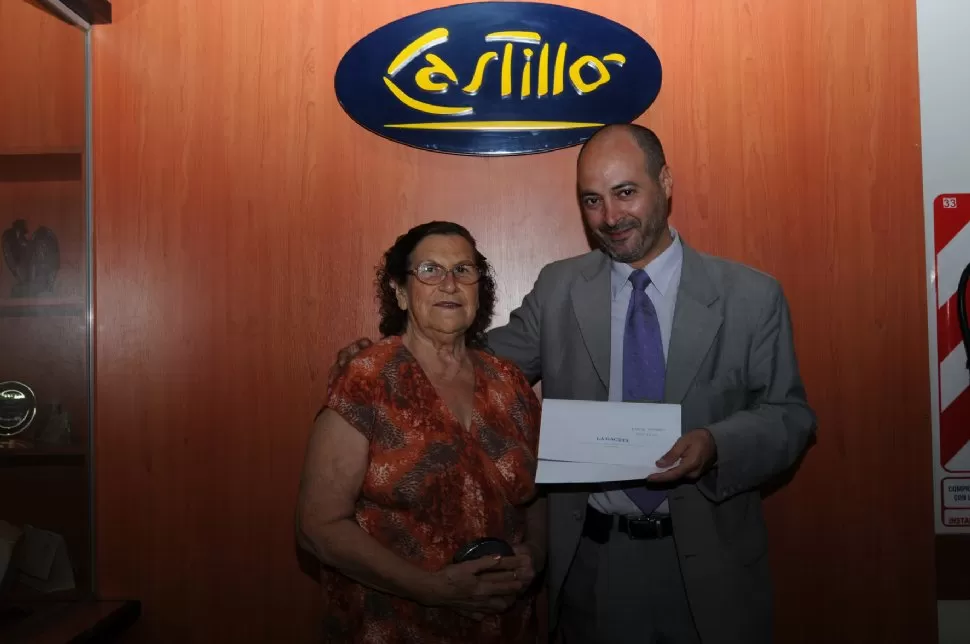 SATISFECHA. Dora Iturbe pudo reemplazar la vieja cocina de su casa. LA GACETA / FOTO DE INES QUINTEROS ORIO