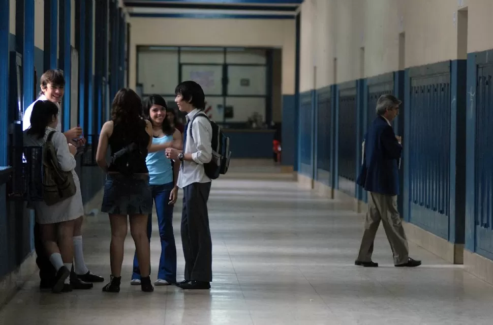 LA PREVIA. Los alumnos comienzan a poblar las escuelas para los exámenes. LA GACETA / FOTO DE ANALIA JARAMILLO